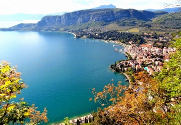 Belvedere_dalla_Rocca,_con_vista_sul_Golfo_di_Garda_e_Punta_San_Vigilio.jpg